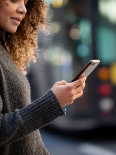 woman with Postpaid Plans on her cellphone.