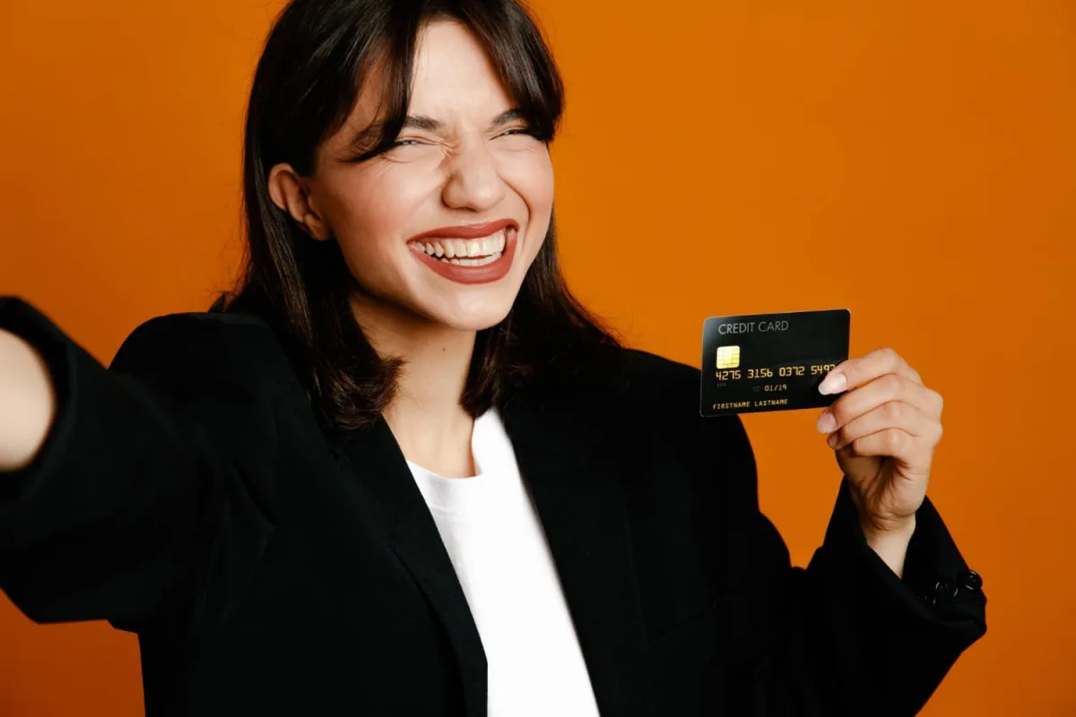 A happy woman using her Citi Diamond Preferred.