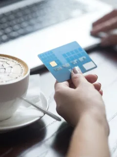 Someone using the Discover it Cash Back card.