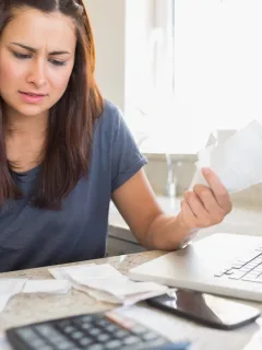 Homem trying to do refinance with her debts.
