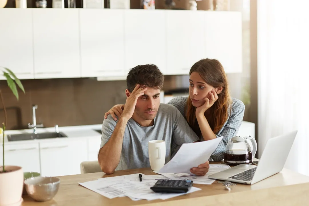 A couple trying to learn how to reduce your debt.