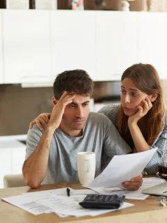 A couple trying to learn how to reduce your debt.