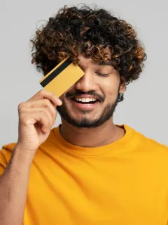 A man holding his Petal 2 Visa Credit Card.