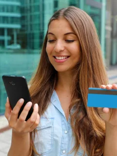 Woman holding her Chase Freedom Unlimited.