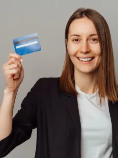 Woman using her Chase Sapphire Preferred card.