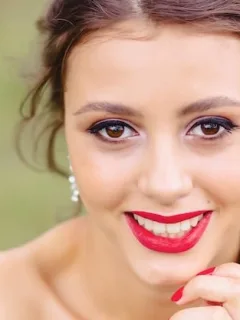 The Ultimate Guide to Achieving a Natural Makeup Look - Cover Image