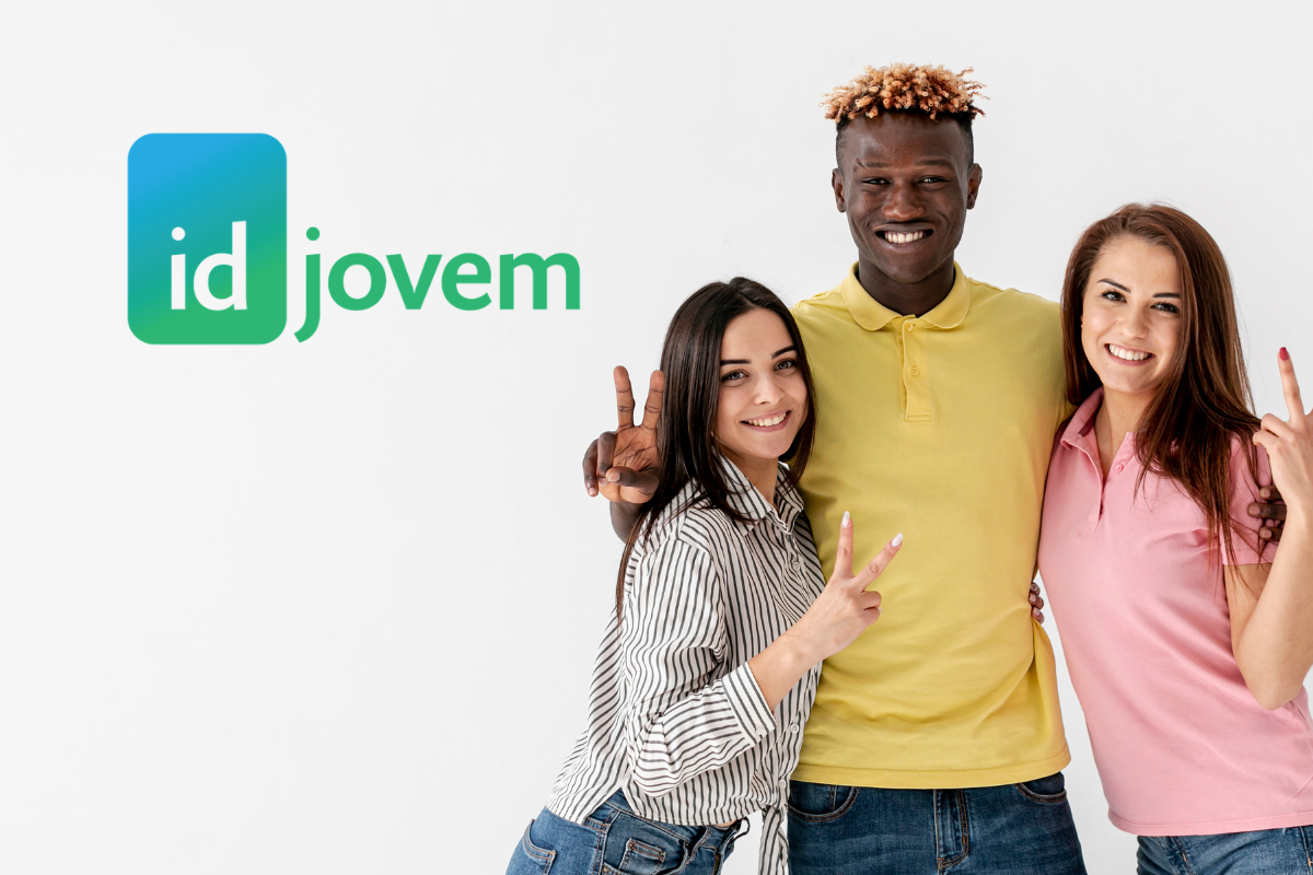 Jovens felizes ao utilizar o ID Jovem.