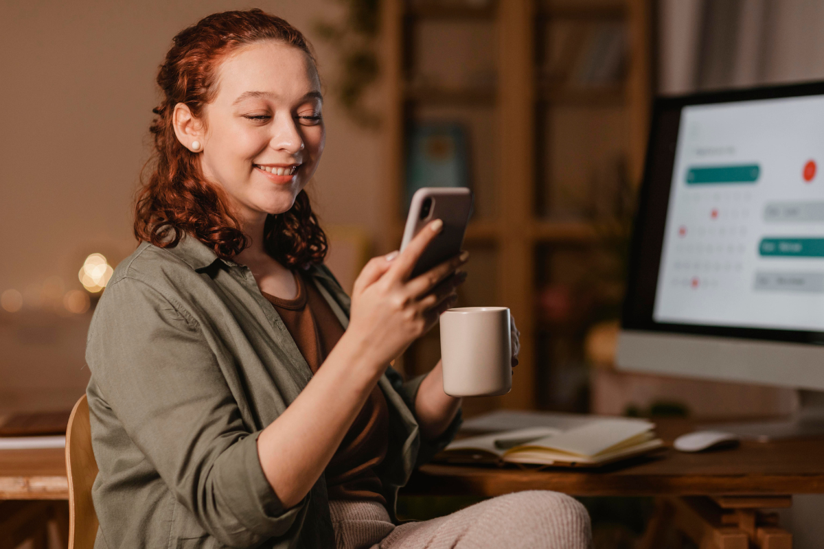 mulher usando apps para organização de casa.