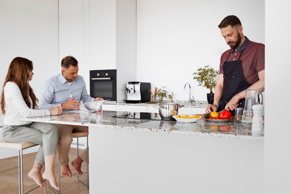 pessoas aproveitando o espaço após descobrir como construir espaço gourmet