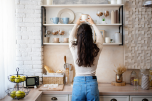 mulher ao descobrir como organizar cozinha.