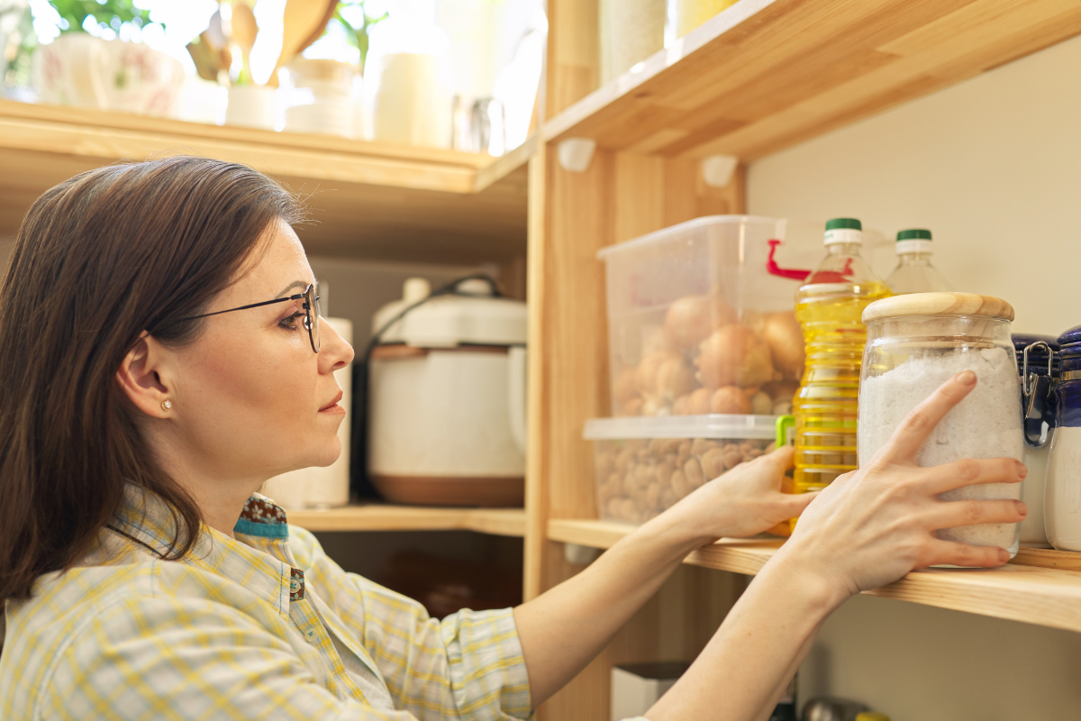 mulher aproveitando dicas de como organizar cozinha.