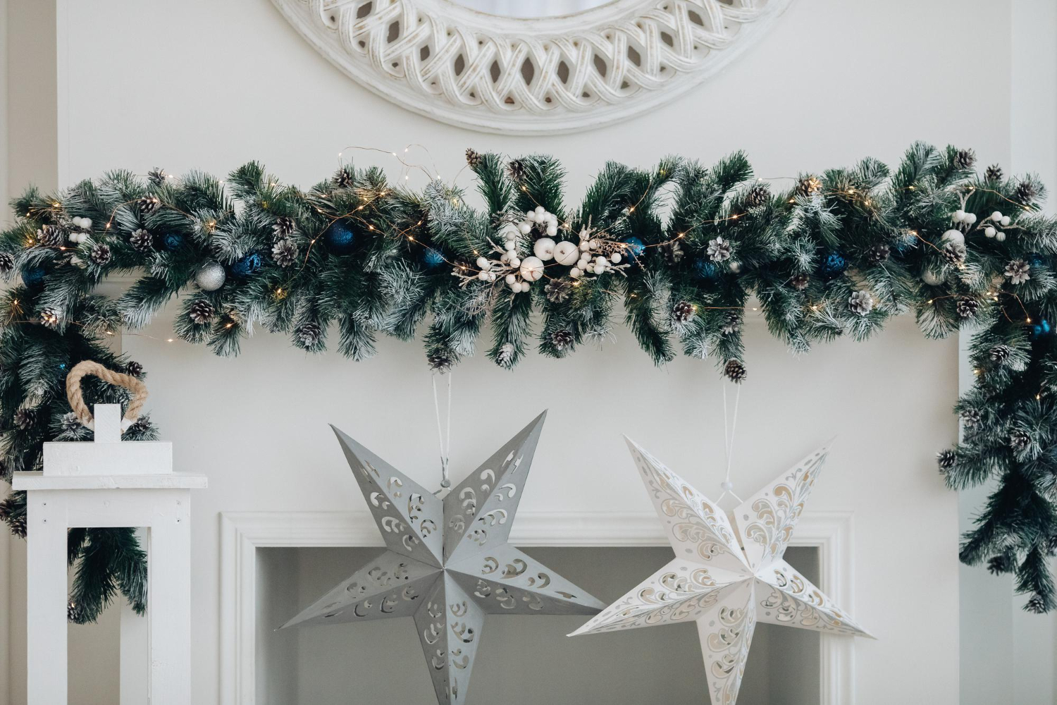 ambiente de casa com Decoração natalina minimalista com estrelas e enfeites de planta.