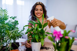 Mulher descobrindo como limpar plantas com todos os cuidados.