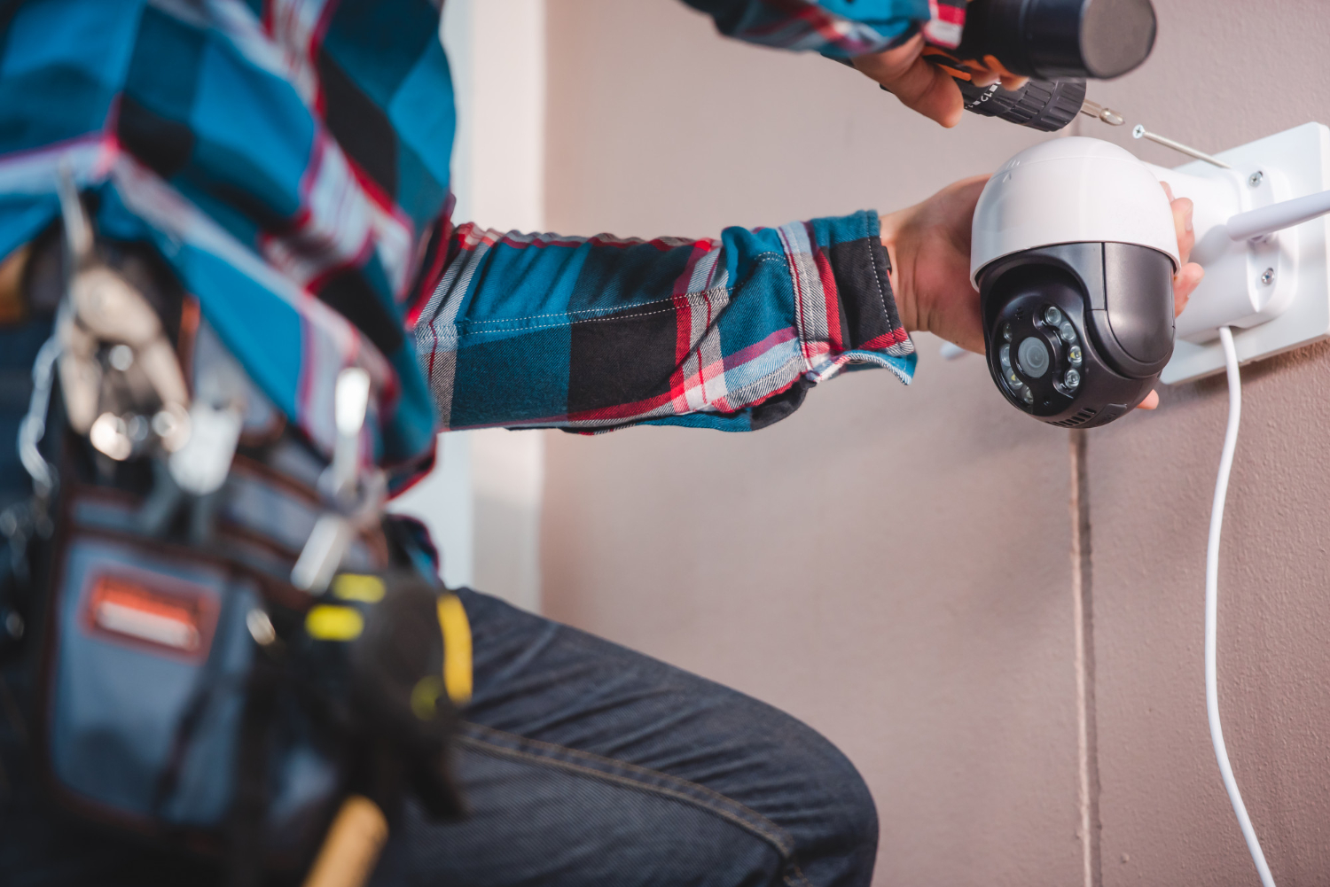 profissional instalando cameras de segurança para segurança residencial.