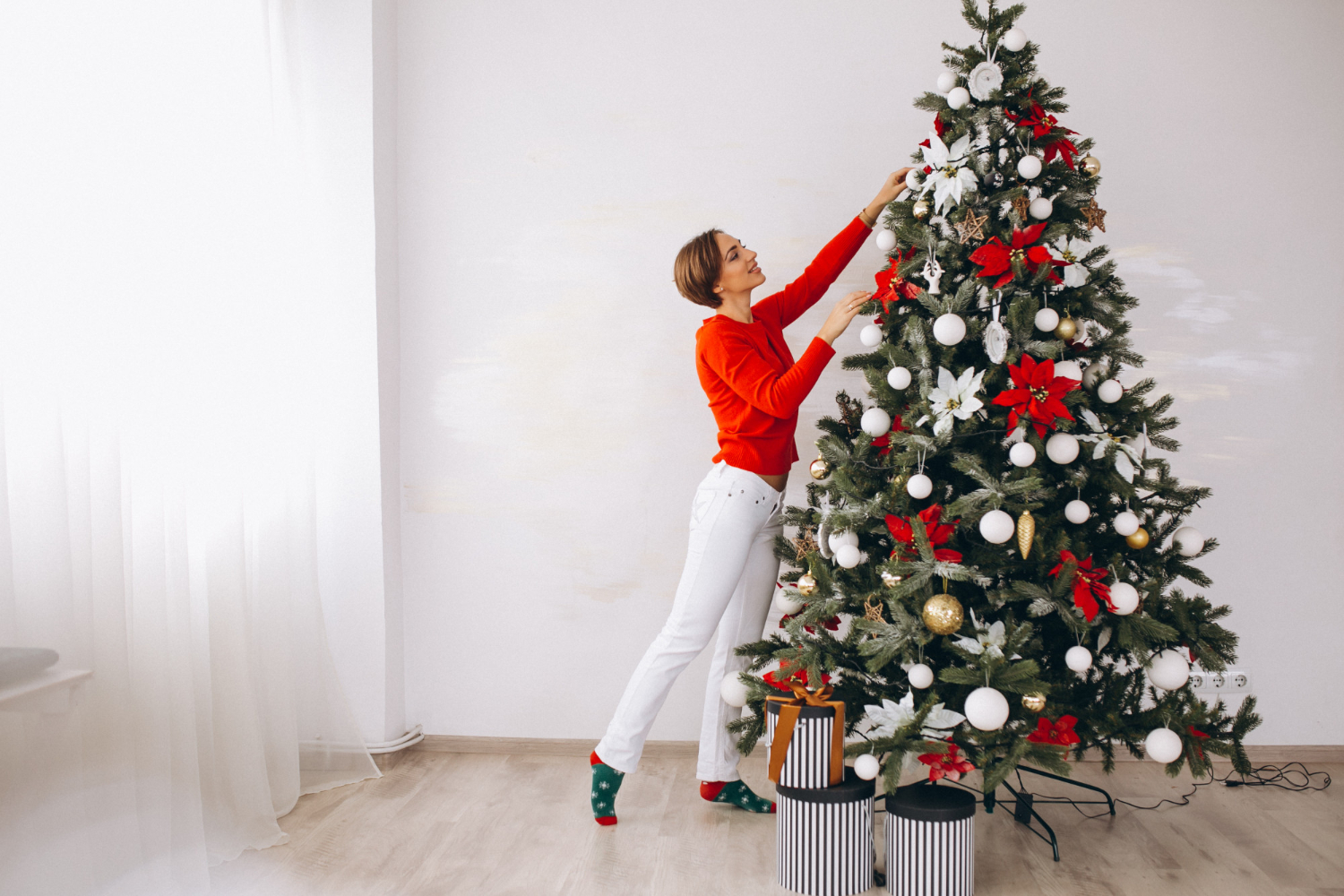 Mulher montando árvore ao descobrir como Inovar na decoração de Natal