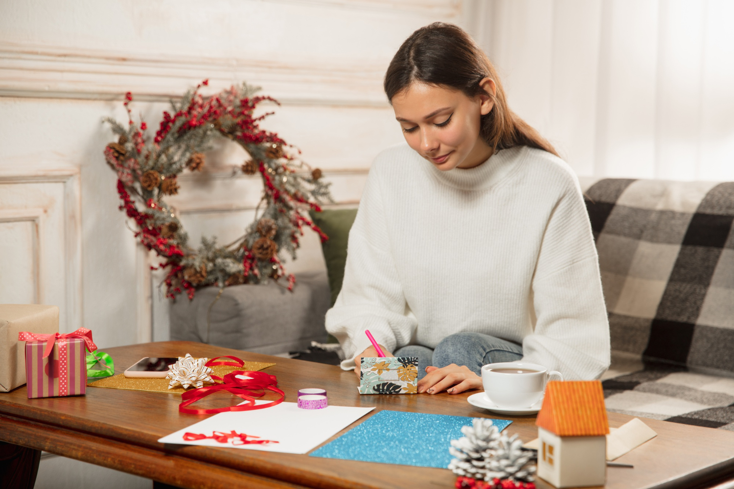 Mulher fazendo enfeites para decoração de natal simples e barata.