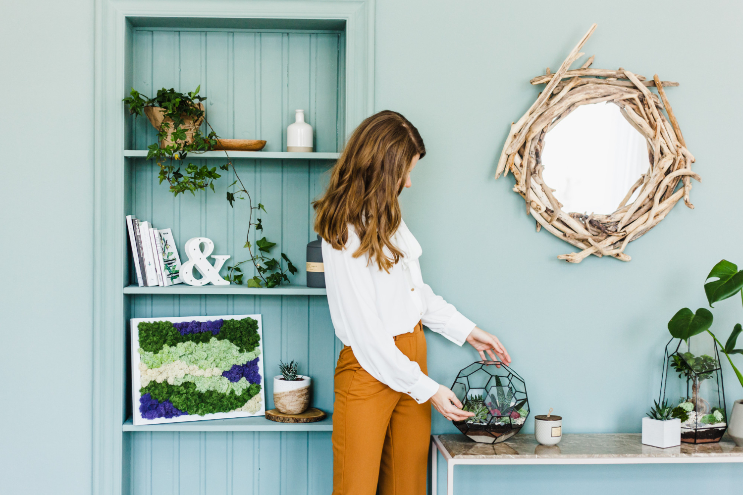 Mulher aprendendo como fazer decoração sustentável