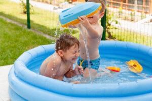 meninos brincando em uma piscina para crianças.