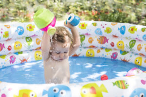 um bebê brincando em piscina para crianças.