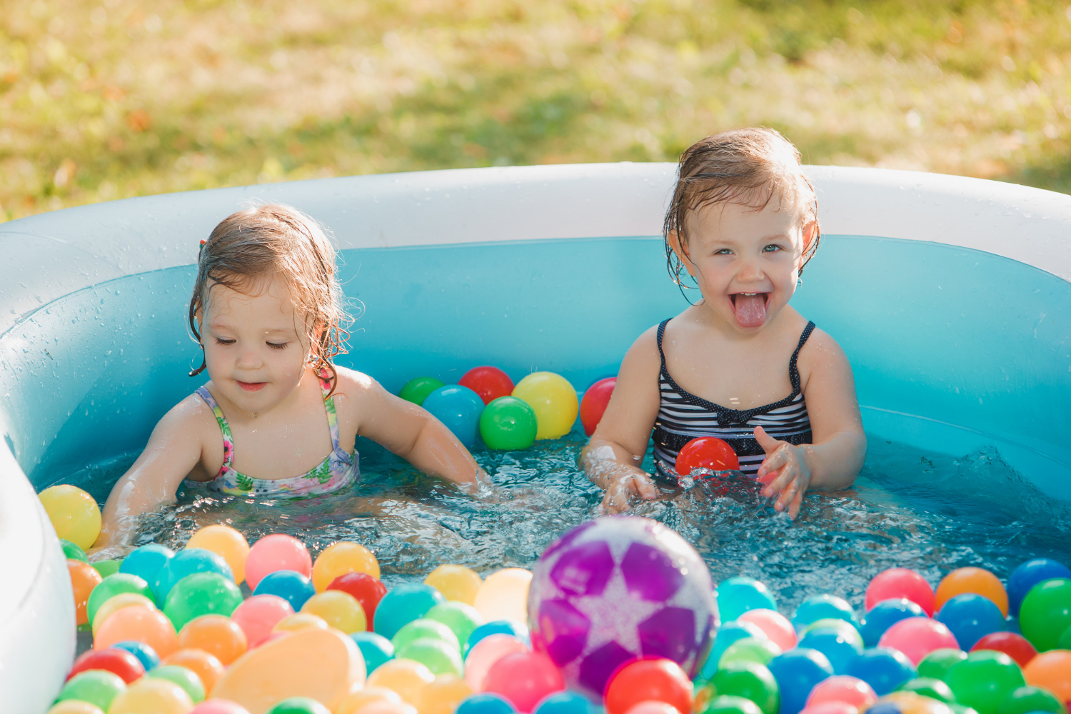 brincadeira em piscina para crianças em dia ensolarado.