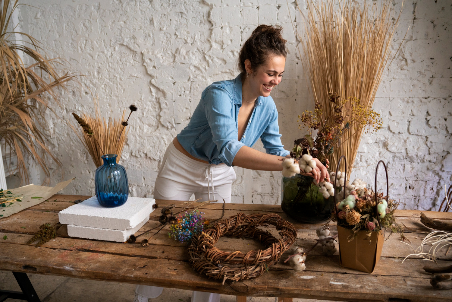 mulher fazendo decoração handmade com materiais naturais.