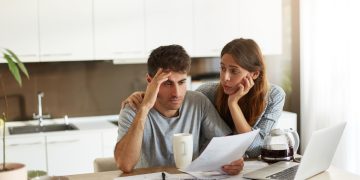 A couple trying to learn how to reduce your debt.