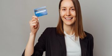 Woman using her Chase Sapphire Preferred card.