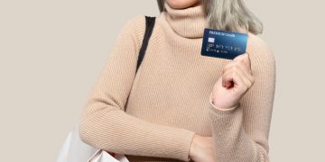 Woman holding her Citi Custom Cash.