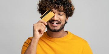 A man holding his Petal 2 Visa Credit Card.