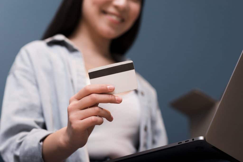 Pros and Cons of Credit Cards: A Complete Guide to Major Advantages and Disadvantages