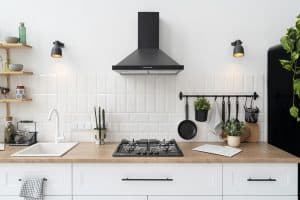 Cozinha inteligente com utensílios organizados